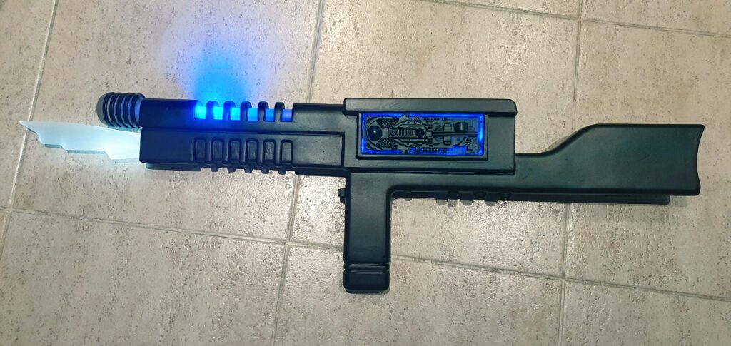 Battlestar Galactica - Cylon Rifle with lights and sound - The Dutch Cylon